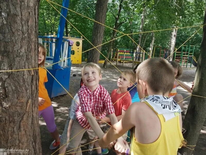 Лагерь Крылья Свиблово. Детская площадка в лагере. Детский городской лагерь. Игры для детей на улице летом.