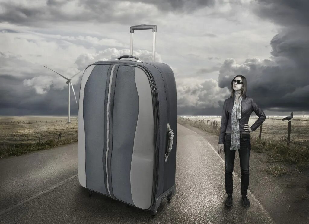 чувак с чемоданом. сумка чемодан. с тяжелым багажом. чемодан. с тяжелым багажом.