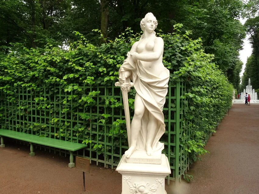 Скульптуры летнего сада в санкт петербурге. Санкт петербург статуи в парке летний сад. Статуя яна собесского летний сад. Статуи летнего сада немезида. Летний сад в санкт-петербурге.
