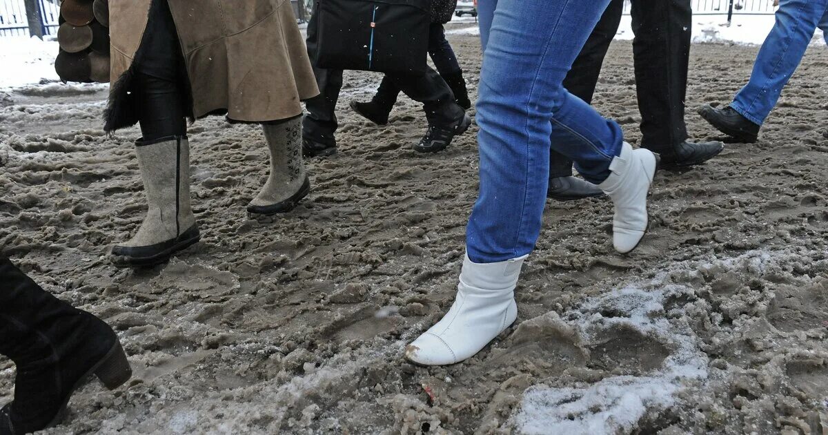 Зима реагенты. Реагент на тротуаре. Антигололедный реагент на улице. Девушки в грязных сапогах. Реагенты на улицах Москвы.