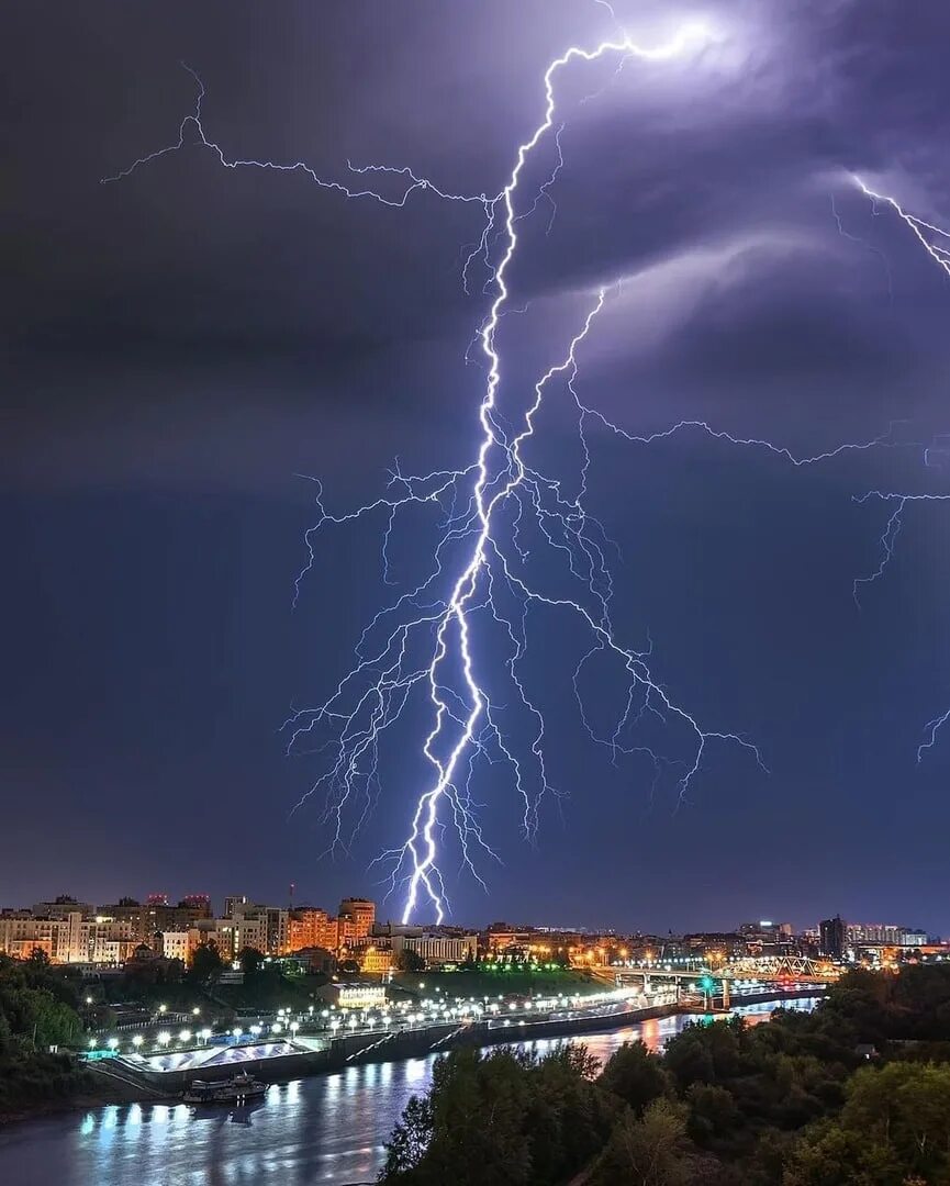 Москва гроза и молния. 2020 гроза тольятти. Гроза в туле. Гром сегодня ночью. Молния в ночном городе.