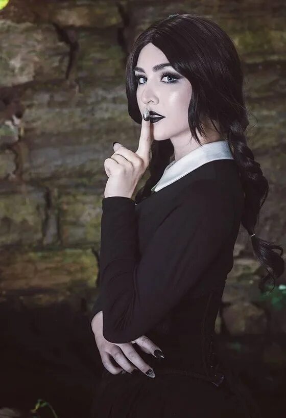 Wednesday cosplay. Венсди Аддамс косплей. Candylion Cosplay Wednesday Addams. Angie Griffin Венсди Cosplay.