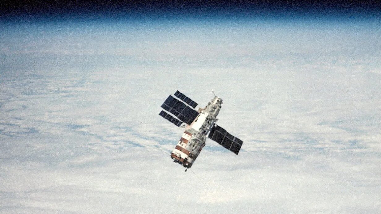 Союз т 1. Космическая станция салют 7. салют-6 орбитальная станция. союз т 13 с орбитальной станцией салют 7. салют-2 орбитальная станция.