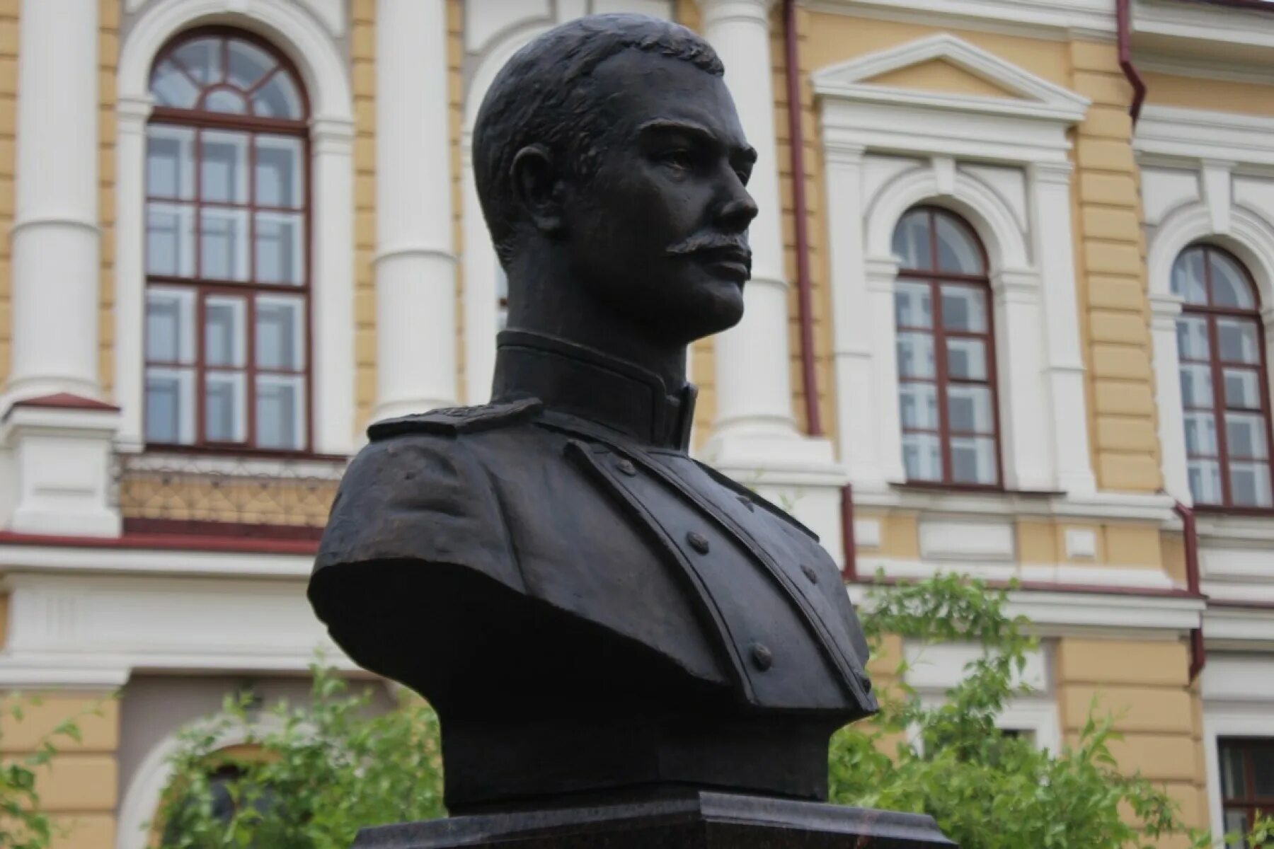 Установлен бюст. Бюст цесаревича николая александровича. цесаревичу николаю романову памятник. бюст цесаревича николая александровича опекушин. памятник николаю в чите.