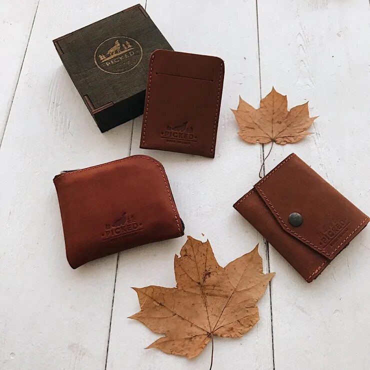 Как правильно дарить кошелек женщине. Кошелек для купюр и пластиковых карт. Как оригинально подарить портмоне мужу. Девушка дарит кошелек. Как правильно дарить кошелек женщине.