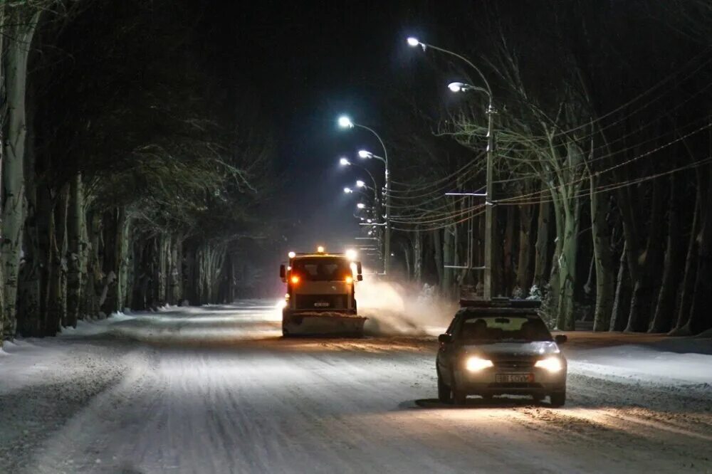 Зимняя дорога ночью. Ночной питер зимой из машины. В машине ночью зимой. Бмв f30 ночью. Зимняя трасса ночью.