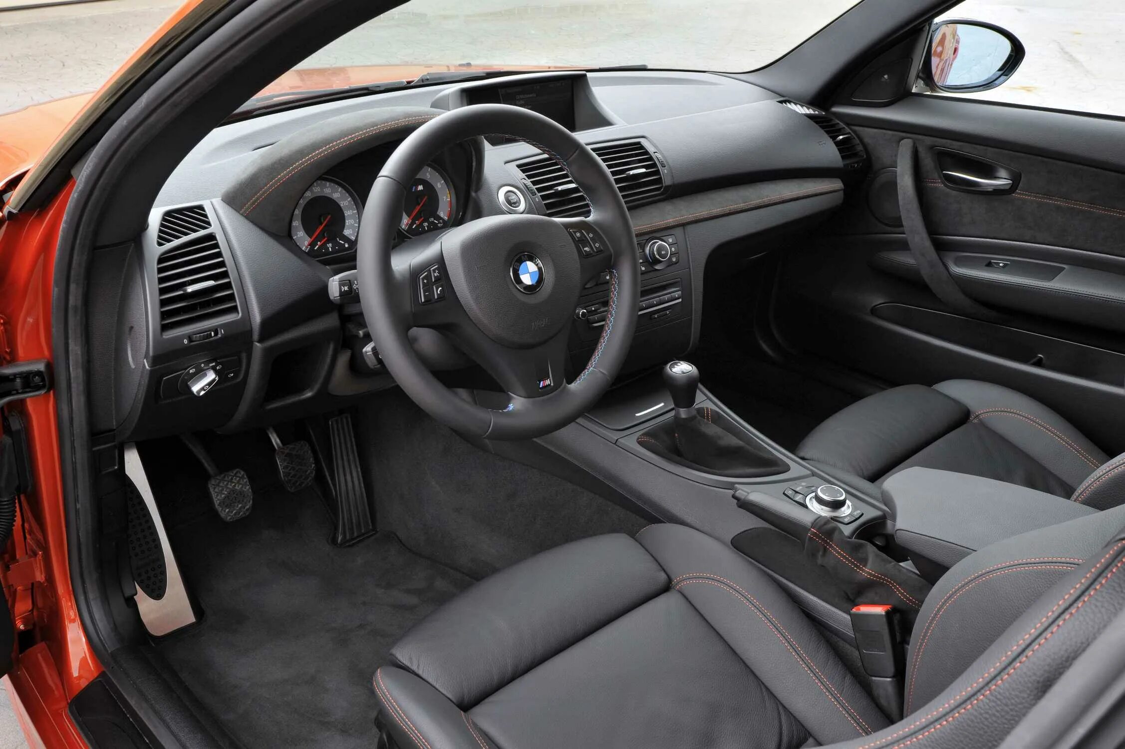 М1 2011. Bmw 1m coupe e82. bmw m1 coupe 2011. 2011 bmw 1 series m coupe. bmw 1m coupe салон.
