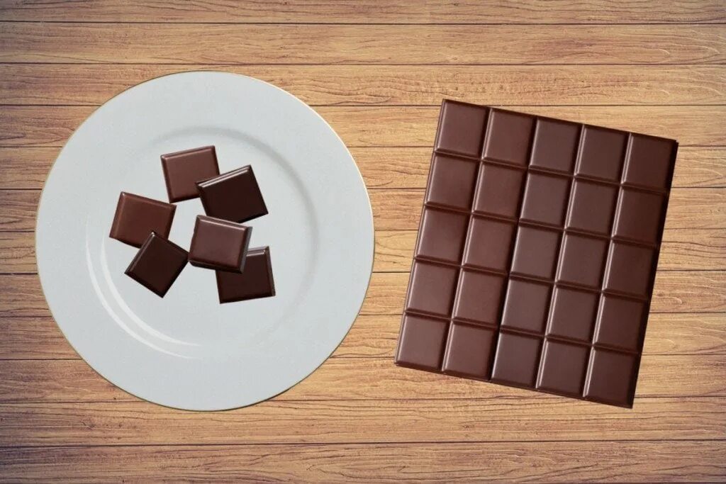 Поставь шоколад. Шоколадные кубики. Плитка шоколада. Шоколад в кубиках. Шоколадка кубиками.