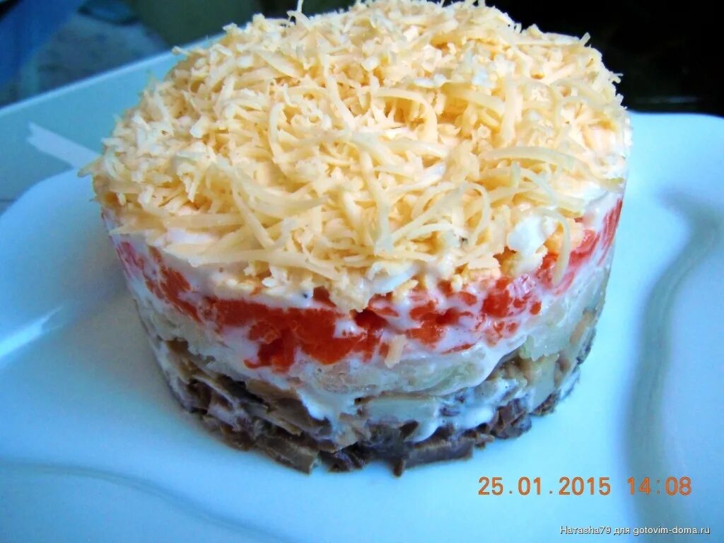Салат петроградский. Салат петроградский с курицей. Слоеный салат с куриным филе и грибами. Салат петроградский перекрёсток. Салат петроградский перекрёсток.