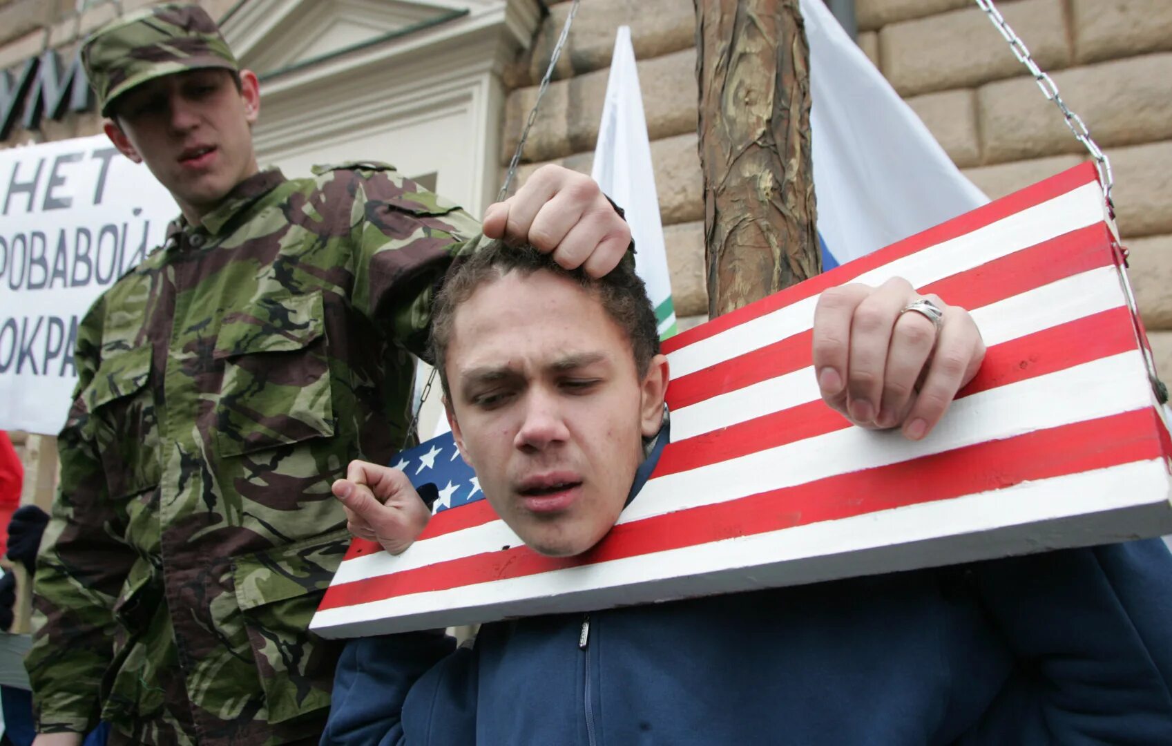 Русский против америка. Против сша. Американский орел российский медведь. Русский медведь и американский орел. Русский против америка.
