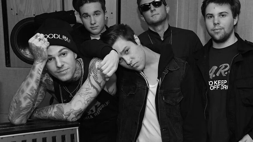 Солист группы зе нейборхуд. Группа the neighbourhood участники. Группа the neighbourhood альбомы. Черные инди рок группы. Группа the neighbourhood.