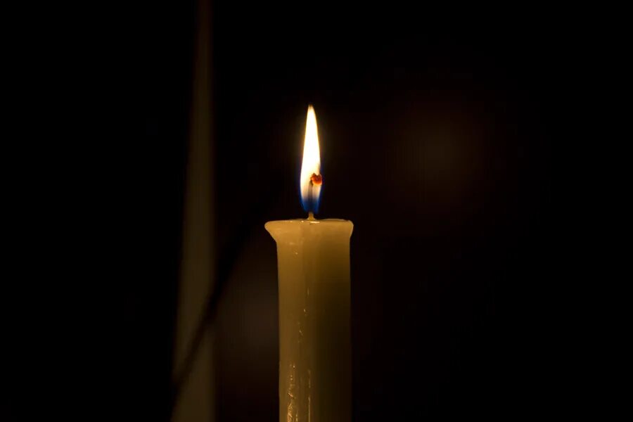 свечка автор. свечи лучины факелы. потухшая свеча. фотосессия со свечами на улице. цветы скорби.