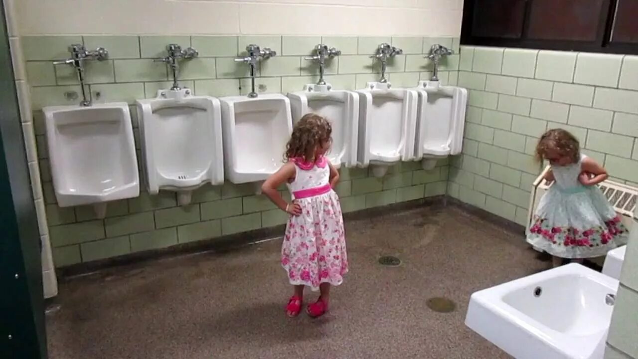 Туалете улице видео туалете. Школьный туалет девочек. Санузлы в детских садах. Туалет в школе для девочек. Дети на унитазе в школе.
