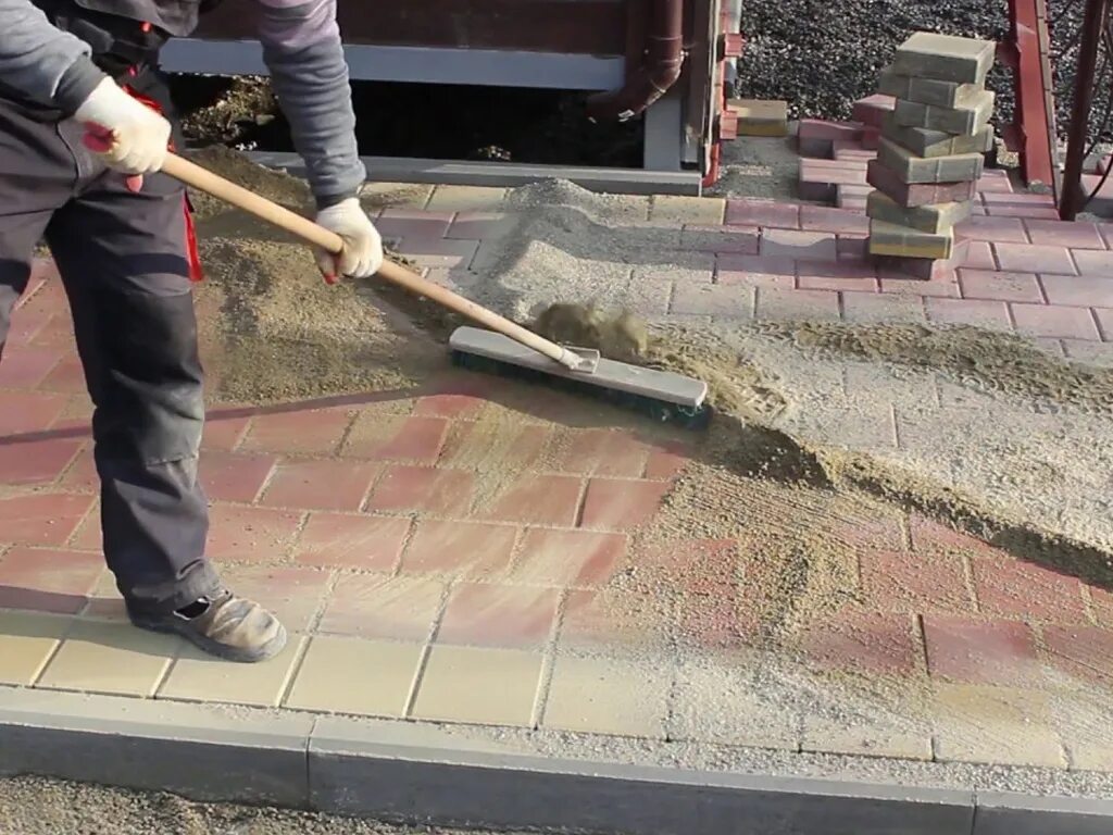 Можно ли класть брусчатку. Засыпка швов тротуарной плитки. Укладка тротуарной плитки. Технология укладки брусчатки. Укладка брусчатки.