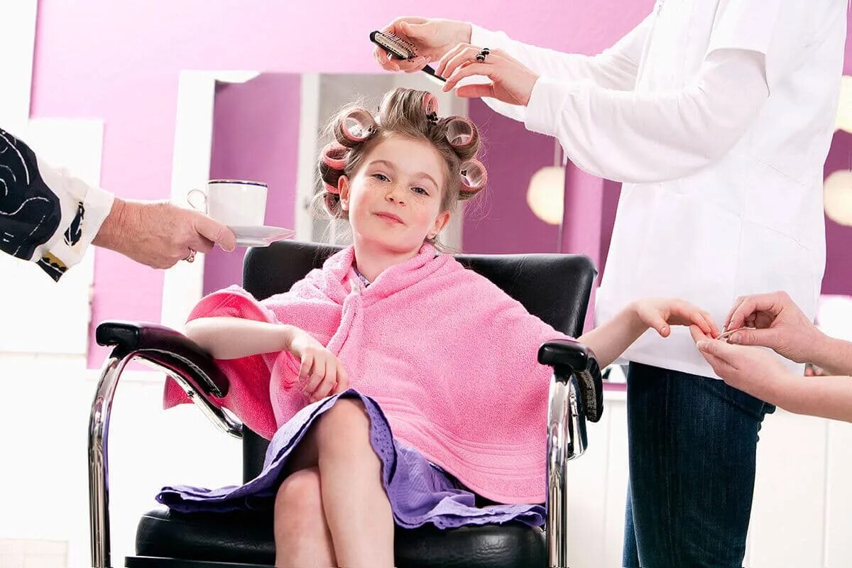 изнеженный избалованный роскошью. роскошные вещи. баловство детей. девушка в богатом доме. капризная девушка.