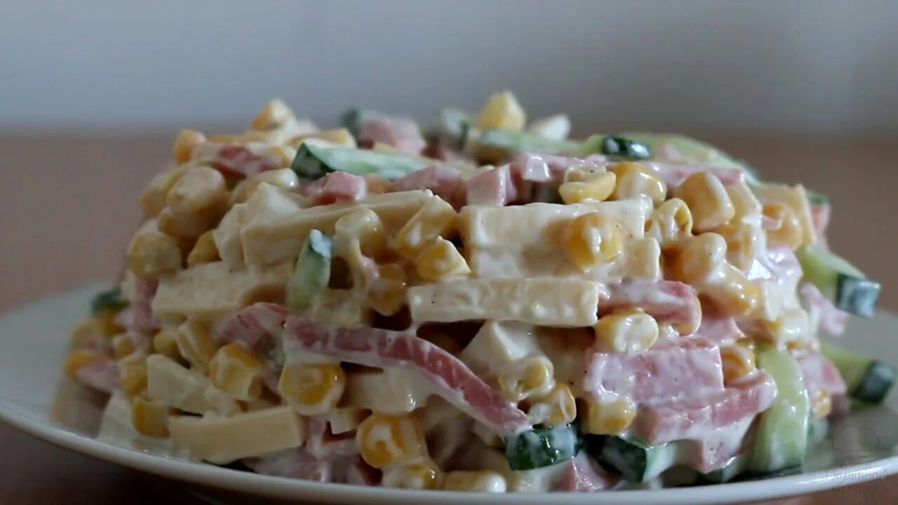 Салат с копченой колбасой на скорую руку. Салаты на скорую руку. вкусный салат с кукурузой. быстрый салат с копченой колбасой. простые салаты на скорую руку.