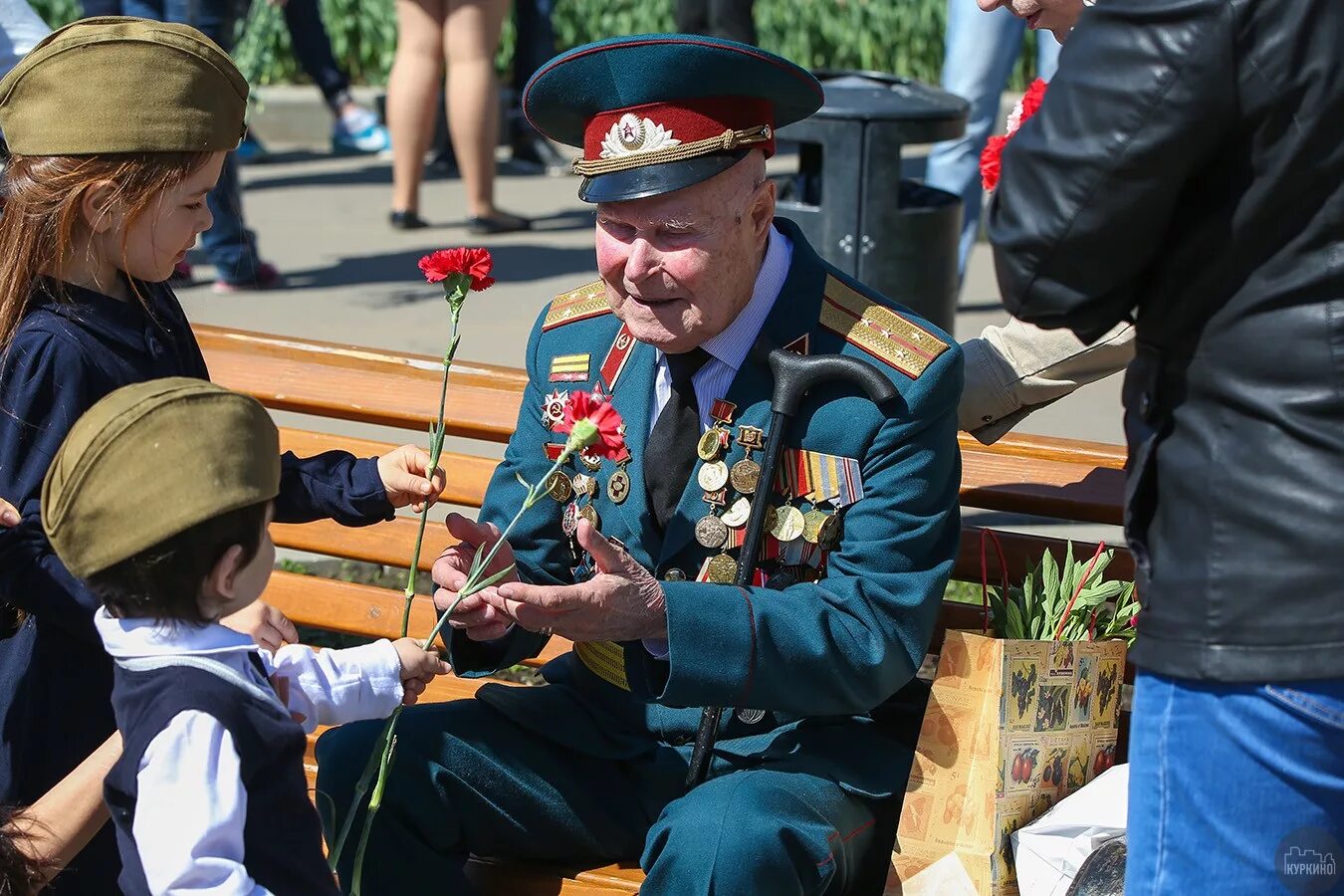 День победы время года. День Победы ветераны и дети. Уважение к ветеранам. Празднование дня Победы. 9 Мая день Победы.