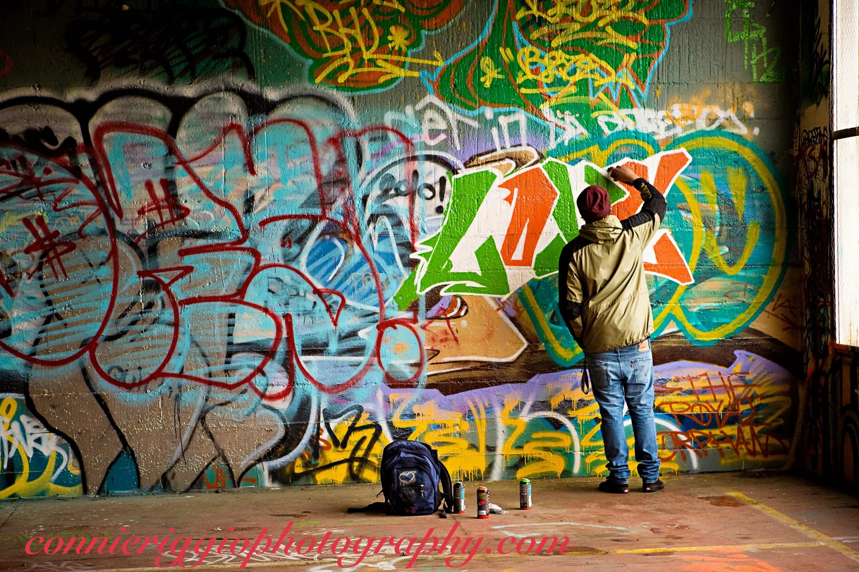 Человек рисует граффити арт. Граффити франция. Граффити для подростков. Райтеры субкультура. Международный фестиваль граффити 2006 в санкт петербурге.