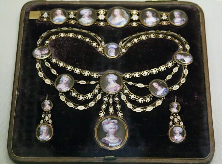 Жемчужная парюра романовых. Диадема кокошник марии федоровны. Парюра императрицы александры федоровны. Шкатулка с золотыми украшениями. Шейное украшение в ларце княгини 6.