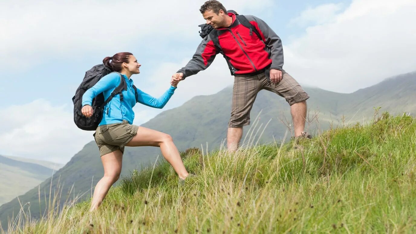 Подниматься в гору. Треккинг-прогулки татев. Туристы в горах. Человек в горах. Туристский поход.