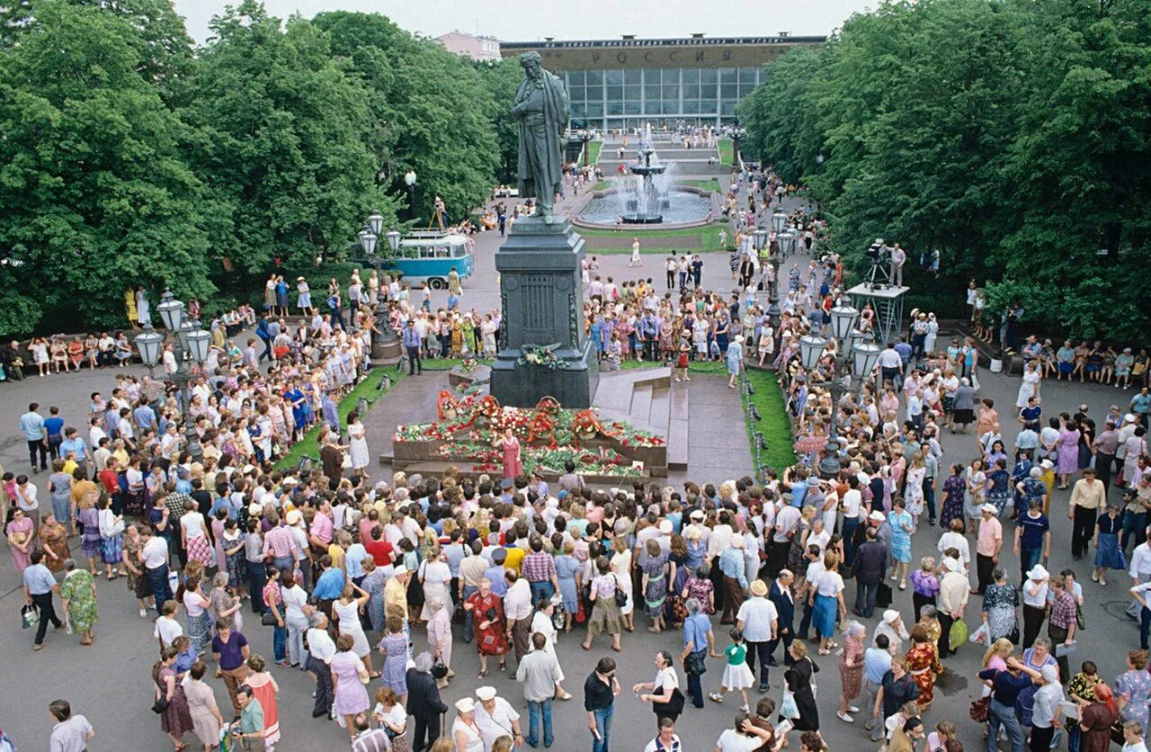 Площадь июнь. Памятник а. с. пушкину (москва, пушкинская площадь). площадь пушкина в москве. памятник пушкину в москве 6 июня. памятник пушкину на пушкинской площади.