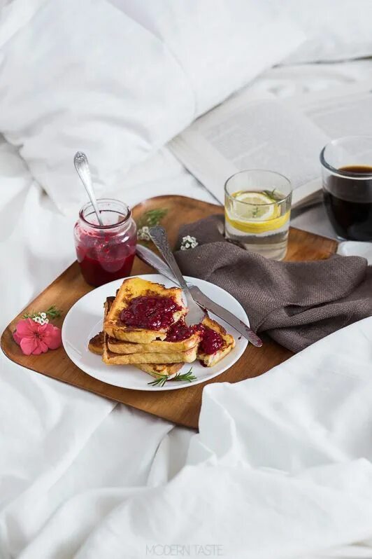 Принести завтрак в постель. Завтрак в постель. Открытка завтрак в постель. Изысканный завтрак в постель. Завтрак в постель gif.
