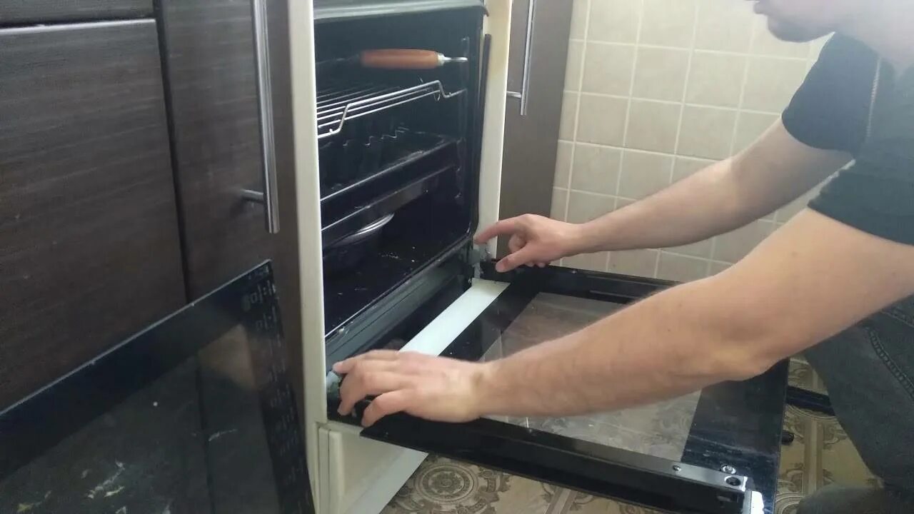 Как снять дверцу hansa. Сборка дверцы духовки ханса. плита ханса помыть стекло духовки. стекла в дверце духового шкафа. дверка в духовку плита hansa.