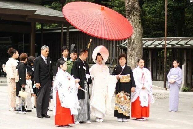 Япония свадьбы Shinto Style. Свадебные церемонии Японии традиционная. Свадебная церемония в Японии традиции. Свадебные обряды в Японии. Отца невеста япония