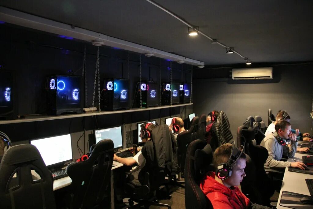 Xgame нижний новгород автозавод. кибер прайд нижний новгород. кибер арена нижний новгород. х гейм нижний новгород. дизайн компьютерного клуба.