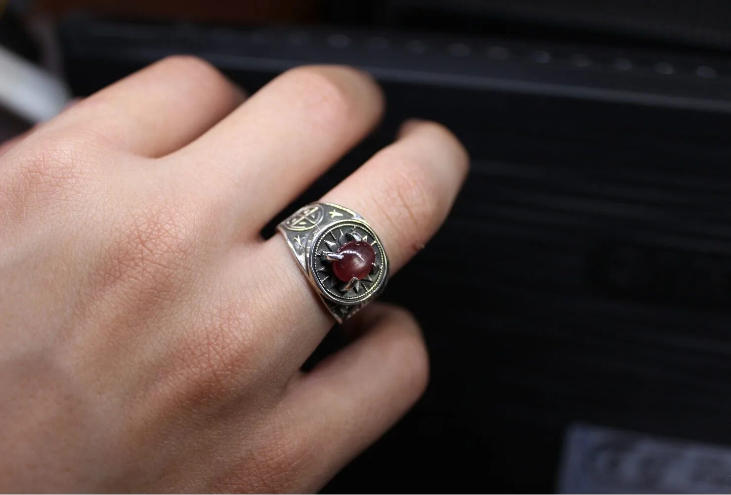 Кольцо (украшение). Кольцо рубин золотой алеф. Кольцо на мизинец мужское. Перстень с рубином женский. Рубин на каком пальце носить кольцо.
