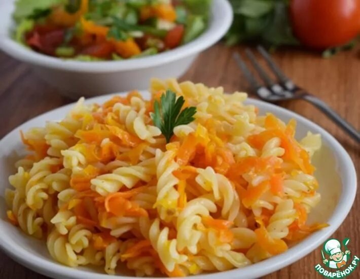 Спагетти с морковью. Макароны с морковкой. Паста с морковью и луком. Макароны с морковкой. Итальянские блюда.