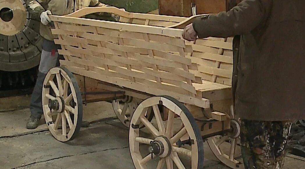 Картина повозки деревья. Как сделать в телеге был недавно. Телега с плугом старинные. Ослик с тележкой. Колесо старинное деревянное.