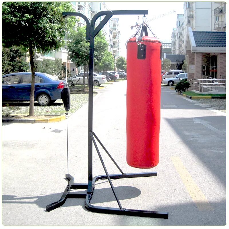 Турник уличный с брусьями свс-75. Боксерская груша на улице. Турник уличный для груши боксерской. Груша во дворе. Стойка для боксерской груши из профиля.