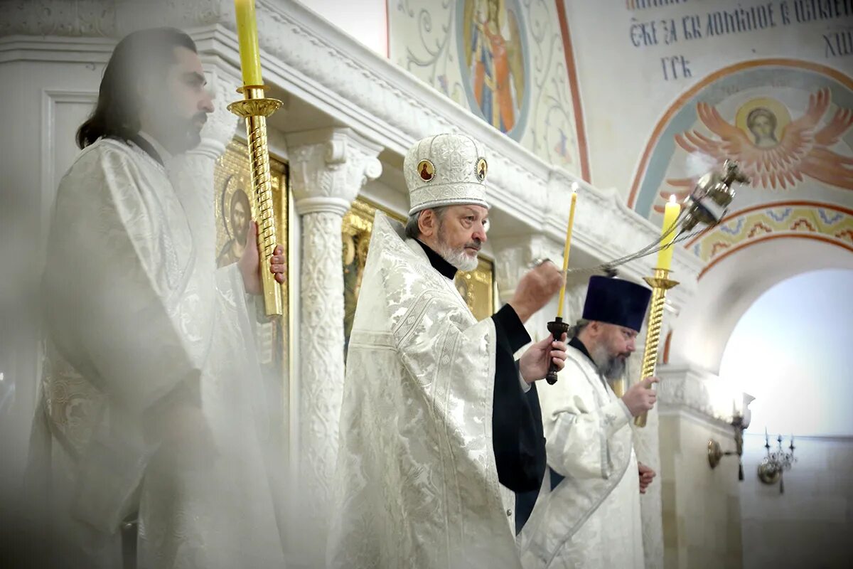 Богослужение на крещение господне. Когда начнется служба в церкви на крещение. Служба в храме в волгограде. Кирилл в храме с католиками литургия. Крещение афиша.