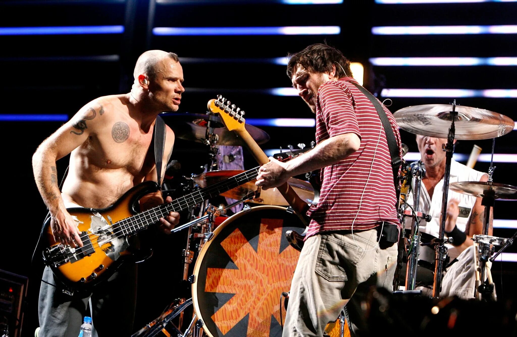 Red hot chili peppers give. Ред хот Чили пеперс. Гитарист РХЧП. RHCP группа. Гитарист RHCP Джон Фрушанте.