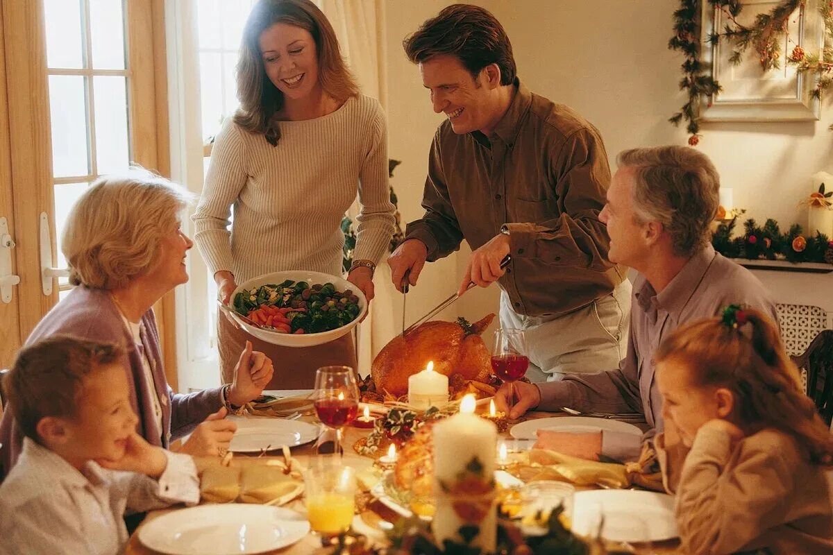 Социальная сеть родственников. Семья за столом. Семья за праздничным столом. Семья за ужином. Ужин в семейном кругу.