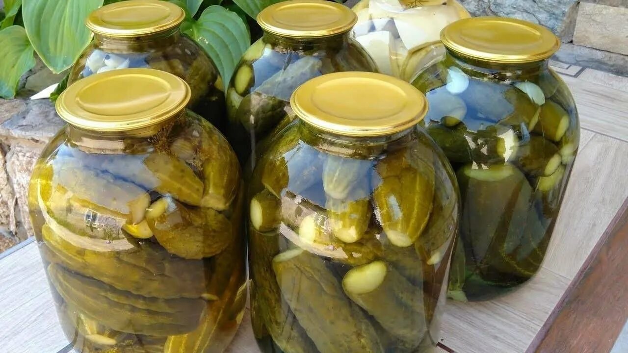 Огурцы на зиму самый вкусный. Трехлитровые банки с огурцами. Огурцы для консервирования. Рецепт соленых огурцов на 3л банку. Рецепт соленых огурцов на 3л банку.