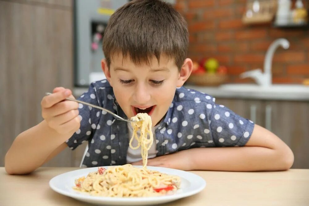 Невкусно получилось. Мальчик кушает. Мальчик ест макароны. Дети обедают. Еда для детей.