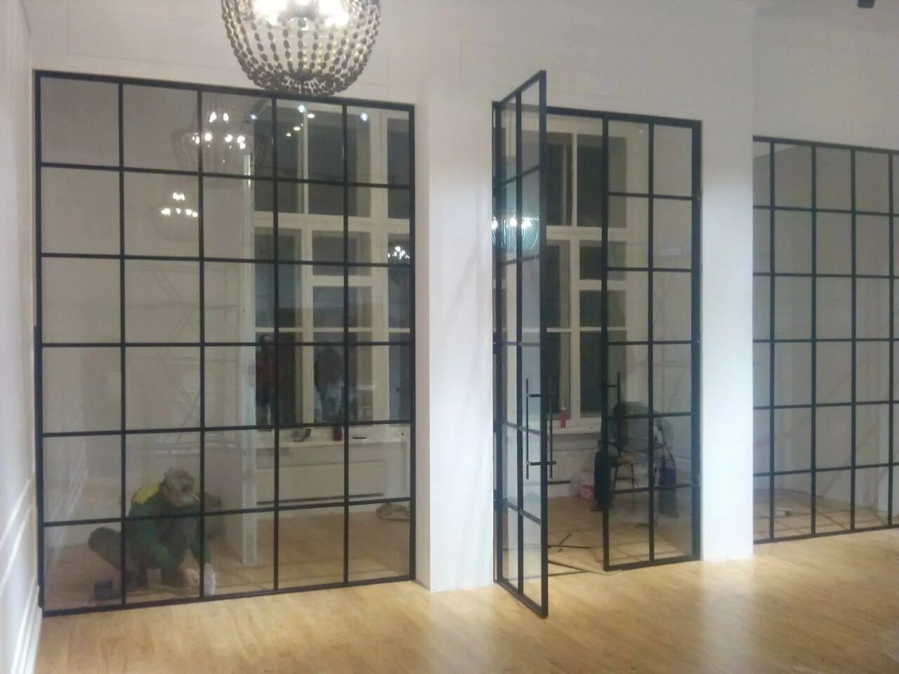 Цельностеклянные раздвижные перегородки. Гардиан раздвижные перегородки лофт. Стеклянная перегородка с дверью. Стеклянные перегородки в интерьере квартиры. Раздвижные перегородки для зонирования.