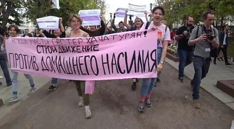 Феминистки набросились на мотоциклиста