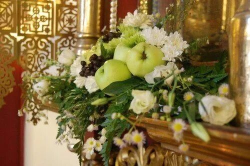 Преображение 2013. Украшение храма на преображение господне. храмовая флористика преображение. храмовая флористика на николая чудотворца. цветы в храме.
