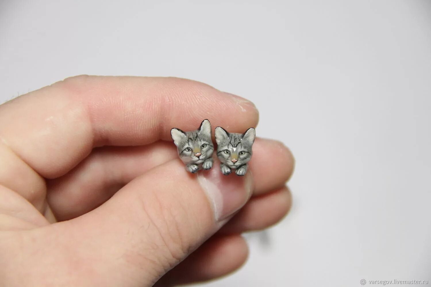 Серьги кошачьи лапки. Золотые сережки kitty золото. Сережки гвоздики лапки. Гвоздики кошки. Серьги кошки.