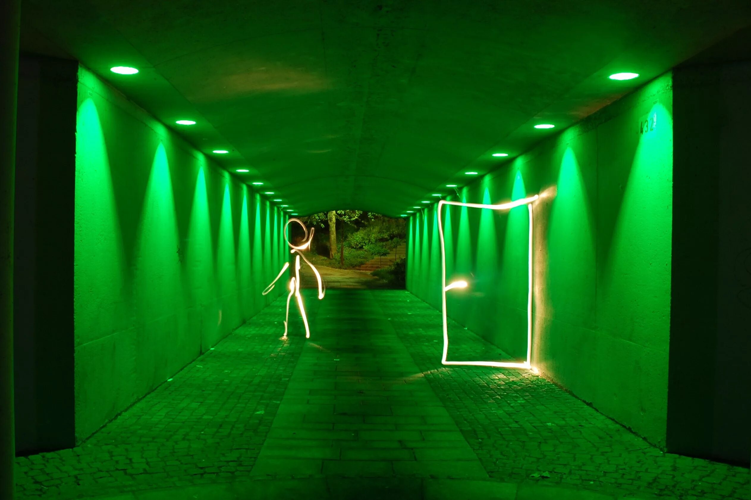 Под зеленым светом 25. Зеленая сцена. Зеленый фонарик. Фонарик в темноте. Фонарик в тоннеле.