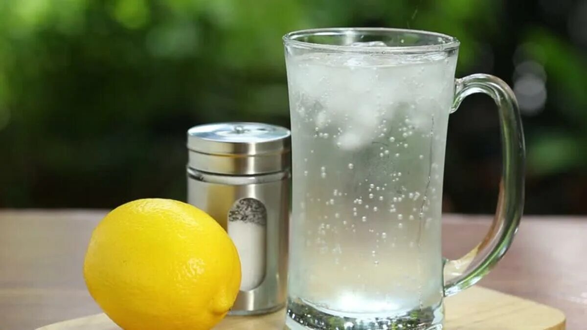 Вода с лимонной кислотой ребенку. Lemon soda. вода с лимоном. вода с лимоном и солью. сода с лимоном и водой.