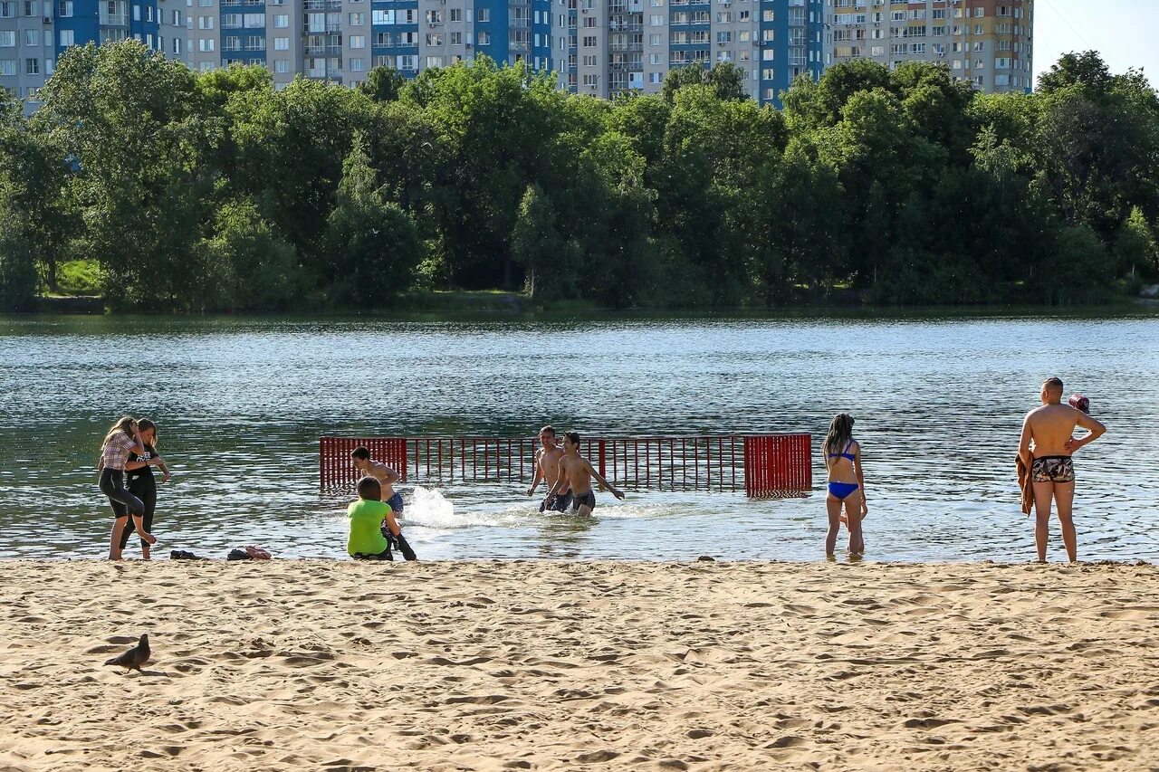 Новгород купаться. Городской пляж Нижний Новгород. Пляж в Нижнем Новгороде на Волге. Нижний Новгород Автозаводский район пляж. Пляж Нефтяник Нижний Новгород.