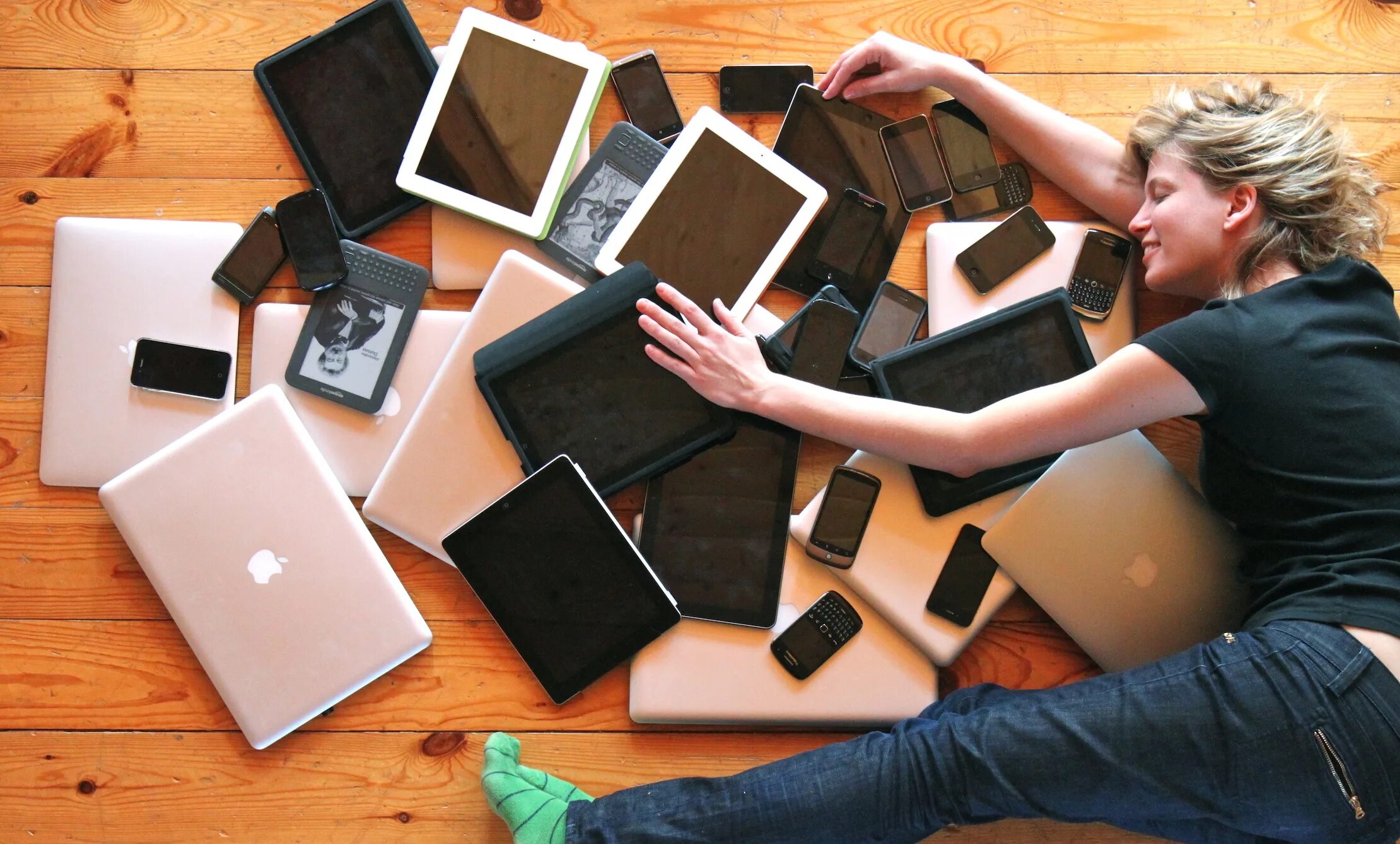 Современный человек с гаджетами. Эстель делюкс шампунь. Пляжные лайфхаки. Складной нож на карман. Нож повседневного ношения.