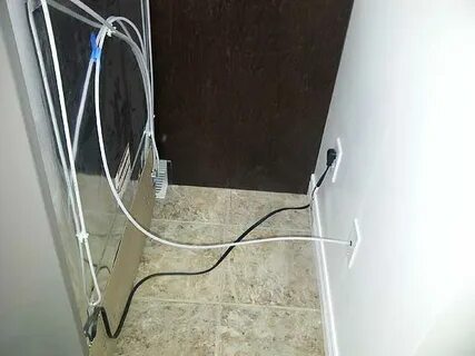 Холодильник вода на полу