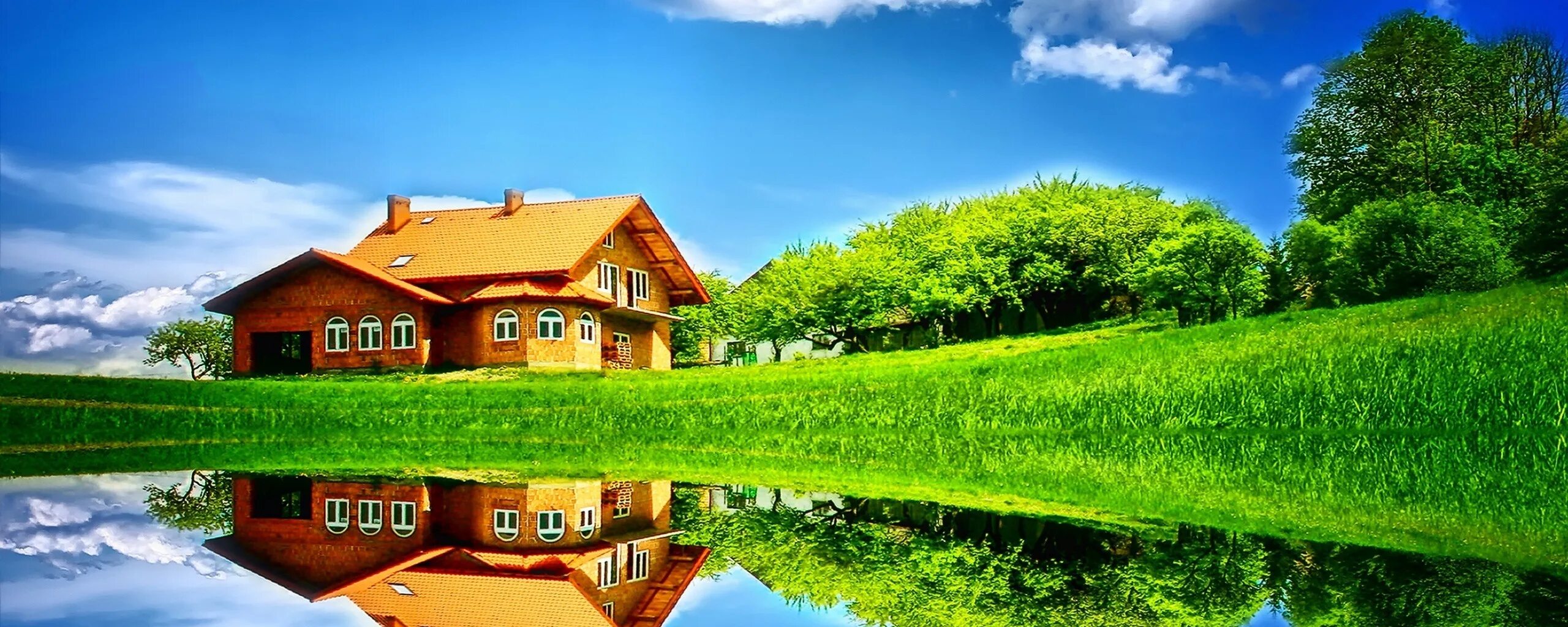 Дом на природе. Красивый дом с лужайкой. Дача зеленое поле. Дом с газоном. Дача зеленое поле.