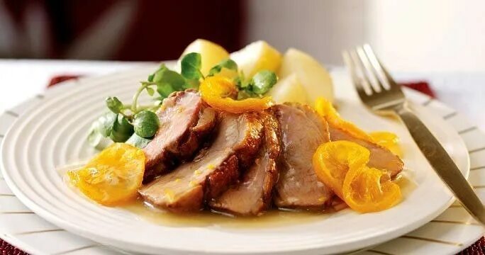 Апельсиновый соус к утке. Филе утки в апельсиновом соусе. Утиная грудка под апельсиновым соусом. Утиная грудка в апельсиновом соусе. Мясо с апельсинами в духовке.