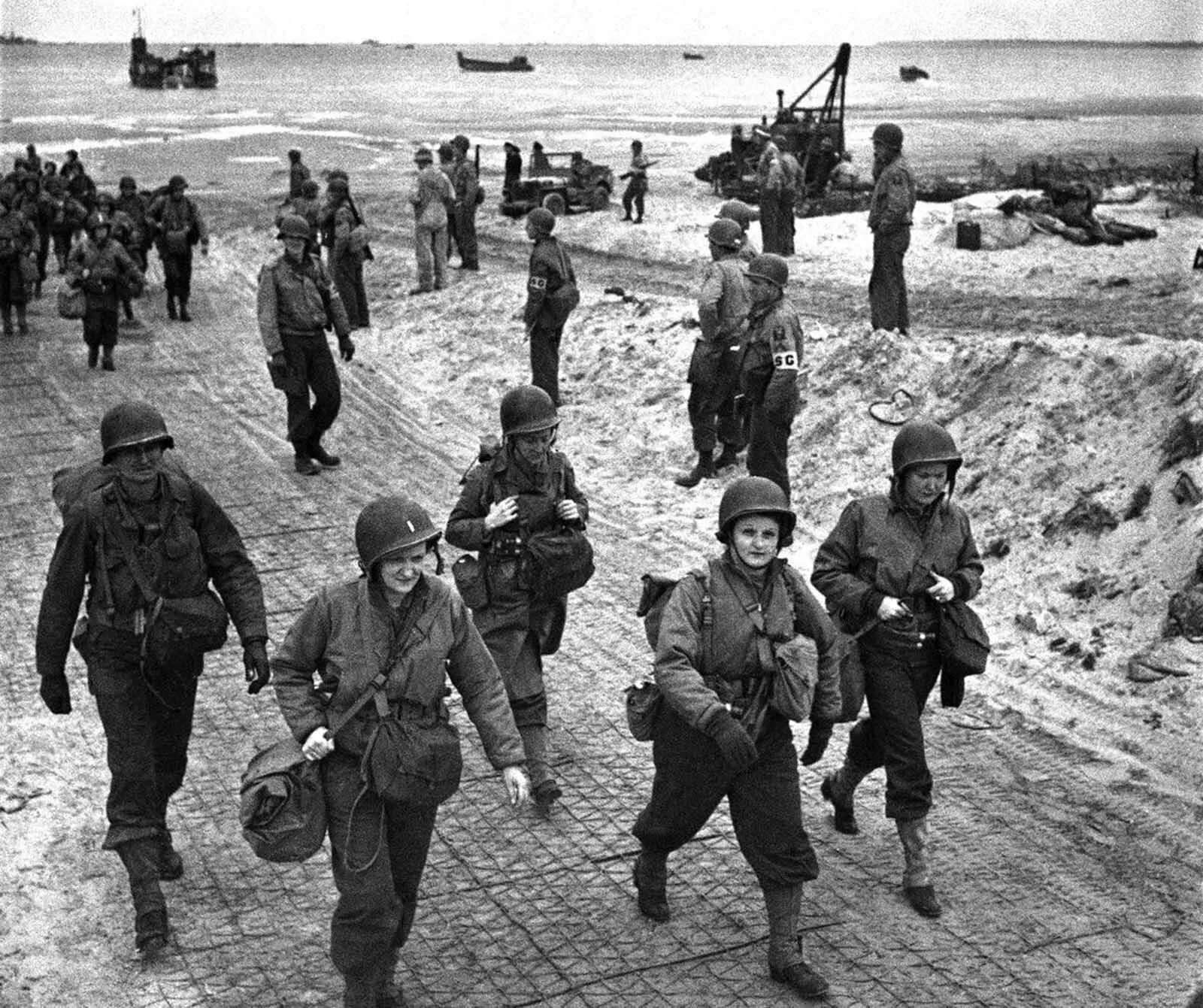 Фотографии второй мировой войны. Война в Нормандии 1944. США во второй мировой высадка в Нормандии. Вторая мировая война высадка в Нормандии. Американский солдат в Нормандии 1944.